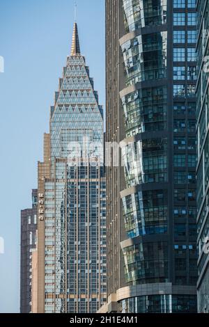Chongqing, China - August 2019 : modernes Hochhaus für Gewerbe und Business Wolkenkratzer in der Stadt Chongqing Stockfoto