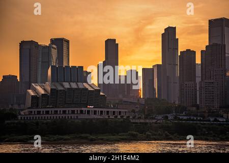 Chongqing, China - August 2019 : Blick auf die hohen Wohn- und Geschäftsgebäude in der Stadt Chongqing in der Dämmerung Stockfoto