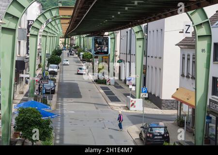 WUPPERTAL; NRW; DEUTSCHLAND - JULI 31; Wuppertal; NRW; Deutschland - Juli 31; 2017: Schwebebahn im Bahnhof Wuppertal Vohwinkel.die Hochbahn ist U Stockfoto