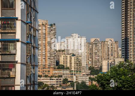 Chongqing, China - August 2019 : Hochhaus Hügel Wohnanlagen und Gebäude in Chongqing Stadt Vorort Stockfoto