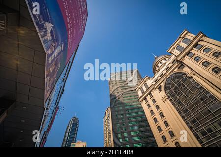 Chongqing, China - August 2019: Hochhäuser für Gewerbe und Wirtschaft im Stadtteil Jiefanbei in der Innenstadt von Chongqing Stockfoto