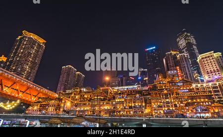 Chongqing, China - August 2019: Nachtlandschaft der hell erleuchteten, atemberaubenden Hongyadong Altstadt Stockfoto