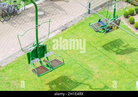 SOLINGEN, BURG, DEUTSCHLAND - 15. JULI 2015: Solingen, Burg, Deutschland - 15. Juli 2015: Sessellift, Schloss Burg Solingen in orteil Burg. Hier sind zwei von Stockfoto