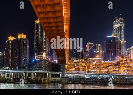 Chongqing, China - August 2019: Nachtlandschaft der hell erleuchteten, atemberaubenden Hongyadong Altstadt Stockfoto