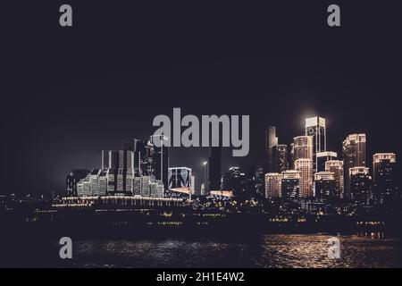 Chongqing, China - August 2019 : Nachtsicht auf die Stadt Chongqing beleuchtet Jialing und Yangtze mit beleuchteten Wolkenkratzern im Hintergrund Stockfoto