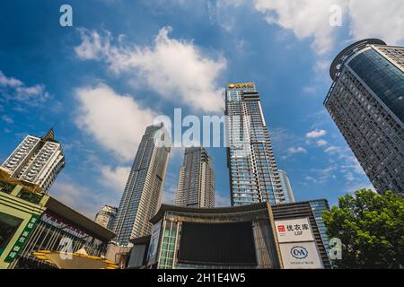 Chongqing, China - August 2019 : Moderne Gewerbe- und Business-Wolkenkratzer im Jiefangbei Bezirk in der Stadt Chongqing Stockfoto
