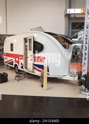 DÜSSELDORF, NRW, DEUTSCHLAND - 04. SEPTEMBER 2019: Düsseldorf, NRW, Deutschland - 04. September 2019: Reisemobile und Camper zum Verkauf oder zur Miete an einer Ausstellung Stockfoto