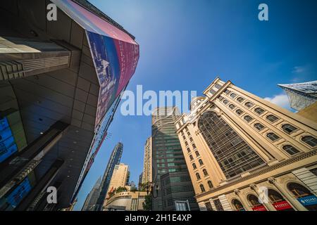 Chongqing, China - August 2019: Hochhäuser für Gewerbe und Wirtschaft im Stadtteil Jiefanbei in der Innenstadt von Chongqing Stockfoto