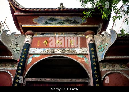 Chongqing, China - August 2019 : traditionelle chinesische Architektur errichtet alte Eingangstore zur Altstadt von Ci Qi Kou Stockfoto