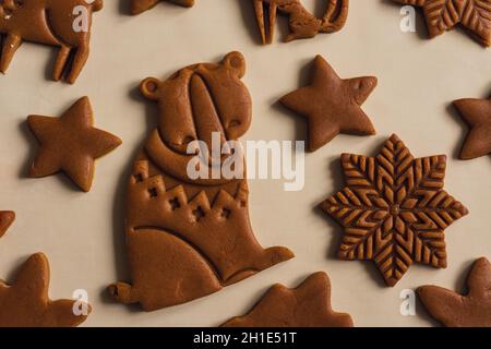 Muster der Weihnachts Lebkuchen in Form von Tieren, Schneeflocke Stockfoto