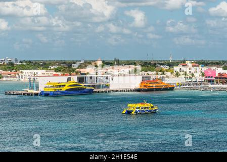 San Miguel de Cozumel, Mexiko - 25. April 2019: Blick auf den Fähranleger Playa del Carmen - Cozumel. Stockfoto