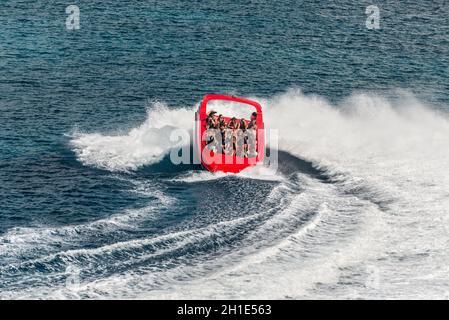 San Miguel de Cozumel, Mexiko - 25. April 2019: Blick auf die Twister Jet Boat Fahrt im Hafen von San Miguel de Cozumel, Karibik. Die Leute genießen die Spee Stockfoto