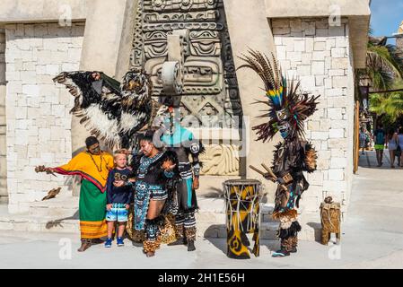 Costa Maya, Mexiko - 25. April 2019: Einheimische in bunten traditionellen Kostümen tanzen und tanzen, um Touristen außerhalb des Dorfes Costa Maya zu unterhalten Stockfoto