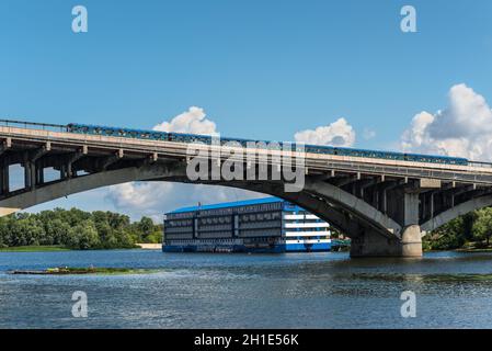 Kiew, Ukraine - Juli 13, 2019: U-Brücke ist Teil der Brovarsky Aussicht über den Fluss Dnjepr in Kiew, der Hauptstadt der Ukraine constru Stockfoto