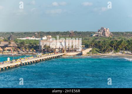 Costa Maya, Mexiko - 25. April 2019: Tropisches Resort mit Pier am Kreuzfahrthafen von Costa Maya. Die Touristenregion ist ein beliebter karibischer Kreuzfahrtziel Stockfoto