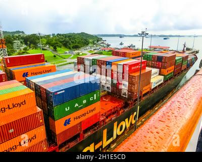 Panamakanal, Panama - 7. Dezember 2019: Hapag-Lloyd Frachtschiff, das in die Miraflores Schleusen im Panamakanal in Panama eindringt Stockfoto