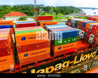 Panamakanal, Panama - 7. Dezember 2019: Hapag-Lloyd Frachtschiff, das in die Miraflores Schleusen im Panamakanal in Panama eindringt Stockfoto