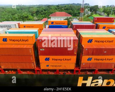 Panamakanal, Panama - 7. Dezember 2019: Hapag-Lloyd Frachtschiff, das in die Miraflores Schleusen im Panamakanal in Panama eindringt Stockfoto