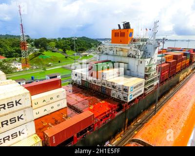 Panamakanal, Panama - 7. Dezember 2019: Hapag-Lloyd Frachtschiff, das in die Miraflores Schleusen im Panamakanal in Panama eindringt Stockfoto