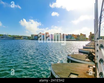 Queen Emma Bridge vor dem Punda Distrikt, ist eine Pontonbrücke über die St. Anna Bay in Willemstad, Curacao, Niederlande am 5. Dezember 2019 Stockfoto