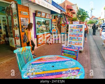 Willemstad, Curacao, Niederlande - 5. Dezember 2019: Menschen gehen auf die Straße mit Geschenken und Souvenirs von lokalen Anbietern in Willemstad, Curacao, Nether Stockfoto