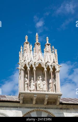 Detail der biblischen Skulptur vor Eintritt in die monumentale Friedhof errichtet im 12. Jahrhundert an der Cathedral Square in Pisa Stockfoto