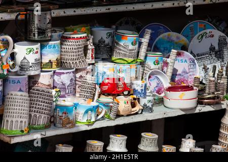 PISA, ITALIEN - April, 2018: Souvenirs für Touristen verkauft in der Nähe des Schiefen Turms von Pisa Stockfoto