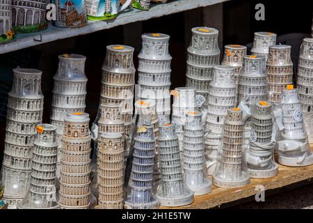 PISA, ITALIEN - April, 2018: Souvenirs für Touristen verkauft in der Nähe des Schiefen Turms von Pisa Stockfoto