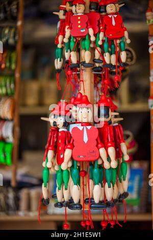 PISA, ITALIEN - April, 2018: Souvenirs für Touristen verkauft in der Nähe des Schiefen Turms von Pisa Stockfoto