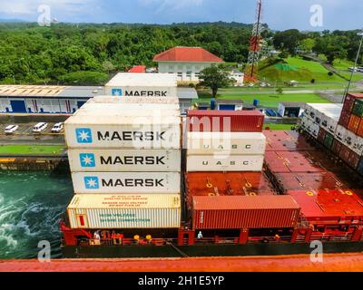 Panamakanal, Panama - 7. Dezember 2019: Hapag-Lloyd Frachtschiff, das in die Miraflores Schleusen im Panamakanal in Panama eindringt Stockfoto