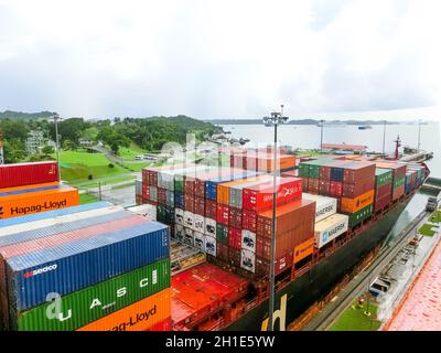 Panamakanal, Panama - 7. Dezember 2019: Hapag-Lloyd Frachtschiff, das in die Miraflores Schleusen im Panamakanal in Panama eindringt Stockfoto