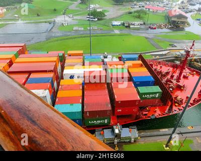 Panamakanal, Panama - 7. Dezember 2019: Hapag-Lloyd Frachtschiff, das in die Miraflores Schleusen im Panamakanal in Panama eindringt Stockfoto