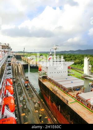 Panamakanal, Panama - 7. Dezember 2019: Das Frachtschiff, das in die Schleusen von Miraflores im Panamakanal in Panama eindringt Stockfoto