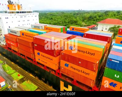 Panamakanal, Panama - 7. Dezember 2019: Hapag-Lloyd Frachtschiff, das in die Miraflores Schleusen im Panamakanal in Panama eindringt Stockfoto