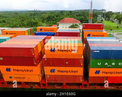 Panamakanal, Panama - 7. Dezember 2019: Hapag-Lloyd Frachtschiff, das in die Miraflores Schleusen im Panamakanal in Panama eindringt Stockfoto