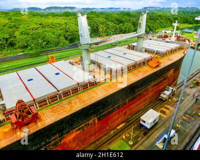 Panamakanal, Panama - 7. Dezember 2019: Das Frachtschiff, das in die Schleusen von Miraflores im Panamakanal in Panama eindringt Stockfoto