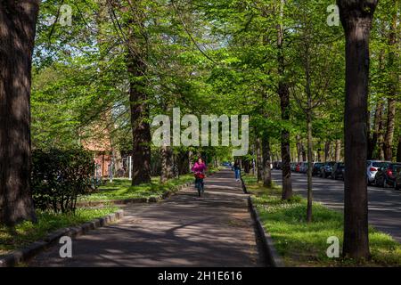 PISA, ITALIEN - April, 2018: Fuß- und Radweg der Viale delle Piagge eine Straße am östlichen Stadtrand entlang der rechten Ba entfernt Stockfoto