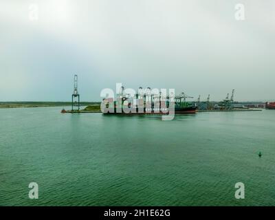 Colon, Panama - 8. Dezember 2019: Immergrüner Containerschiff mit voller Ladung im Hafen von Colon, Panama Stockfoto