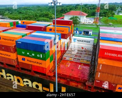 Panamakanal, Panama - 7. Dezember 2019: Hapag-Lloyd Frachtschiff, das in die Miraflores Schleusen im Panamakanal in Panama eindringt Stockfoto