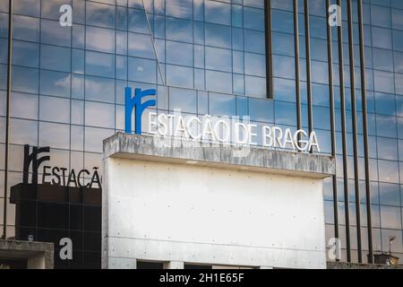 Braga, Portugal - 23. Mai 2018: Fassade des Stadtbahnhofs (Estacao De Braga) an einem Frühlingstag Stockfoto