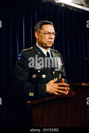 Colin L. Powell, Vorsitzender der US-Armee und Generalstabschefs, hält am 16. Januar 1991 eine Pressekonferenz über den Beginn der Operation Desert Storm, der militärischen Übung zur Befreiung Kuwaits von den Invasionstruppen des Irak, im US-amerikanischen Washington, DC.Quelle: Arnie Sachs / CNP/Sipa USA Stockfoto