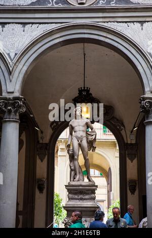 Florenz, Italien - April, 2018: Skulptur des Orpheus und Cerberus von Baccio Bandinelli in den Innenhof des Palazzo Medici Riccardi Stockfoto