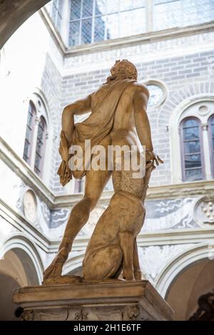 Florenz, Italien - April, 2018: Skulptur des Orpheus und Cerberus von Baccio Bandinelli in den Innenhof des Palazzo Medici Riccardi Stockfoto