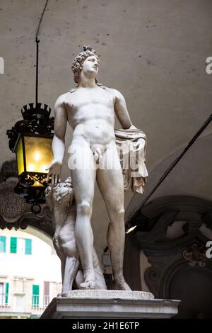 Florenz, Italien - April, 2018: Skulptur des Orpheus und Cerberus von Baccio Bandinelli in den Innenhof des Palazzo Medici Riccardi Stockfoto