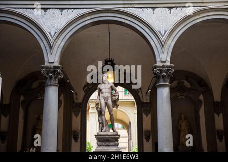 Florenz, Italien - April, 2018: Skulptur des Orpheus und Cerberus von Baccio Bandinelli in den Innenhof des Palazzo Medici Riccardi Stockfoto