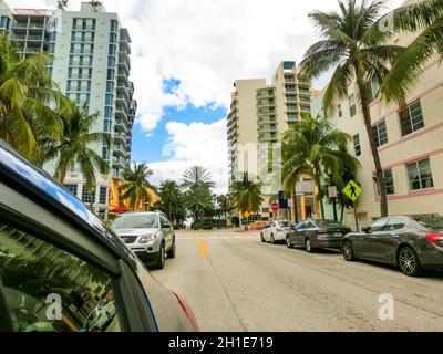 Miami, Vereinigte Staaten von Amerika - 30. November 2019: Straße mit berühmten Hotels an der Collins Avenue in Miami Beach Stockfoto