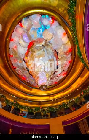 Fort Lauderdale - 9. Dezember 2019: Das Fragment des Innenraums des Holland-Amerika-Kreuzfahrtschiffs Eurodam am Seehafen Port Everglades in Fort Lauderdale, Flo Stockfoto