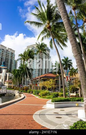 Fort Lauderdale - 11. Dezember 2019: Stadtansicht des beliebten Las Olas Riverwalk Downtown Viertels entlang der Promenade. Stockfoto