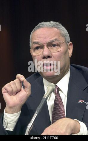 Colin L. Powell, der General der US-Armee (im Ruhestand), bezeugt vor dem Ausschuss für Außenbeziehungen des US-Senats in Washington, DC, seine Ernennung zum US-Außenminister am 17. Januar 2001.Quelle: Ron Sachs / CNP/Sipa USA Stockfoto