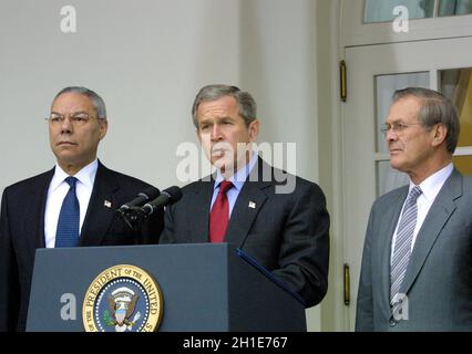 Der US-Präsident George W. Bush kündigt am 13. Dezember 2001 im Rosengarten des Weißen Hauses in Washington, DC, seine Absicht an, die USA aus dem ABM-Vertrag von 1972 mit der Russischen Föderation zurückzuziehen. Er nannte es ein Relikt aus dem Kalten Krieg. Von links nach rechts: US-Außenminister Colin Powell, Präsident Bush und US-Verteidigungsminister Donald Rumsfeld.Quelle: Ron Sachs / CNP/Sipa USA Stockfoto